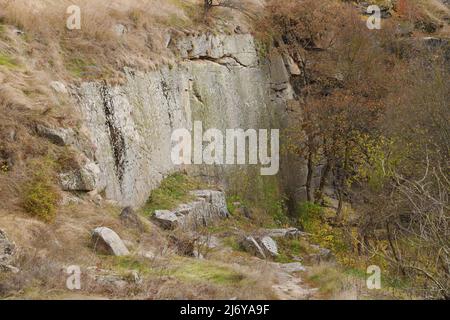 Granitfelsen des Bukski Canyon im Herbst. Malerische Landschaft und schöner Ort des ukrainischen Tourismus Stockfoto