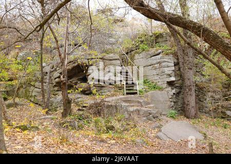Granitfelsen des Bukski Canyon im Herbst. Malerische Landschaft und schöner Ort des ukrainischen Tourismus Stockfoto