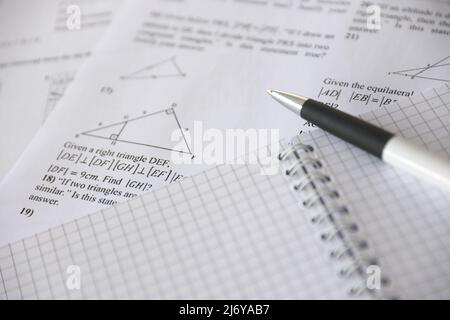 Handschrift geometrischer Aufgaben bei Prüfung, Übung, Quiz oder Prüfung in der Geometrieklasse. Lösung von exponentiellen Gleichungen Hintergrundkonzept. Stockfoto