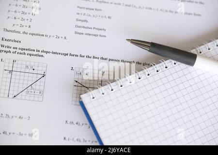 Handschrift geometrischer Aufgaben bei Prüfung, Übung, Quiz oder Prüfung in der Geometrieklasse. Lösung von exponentiellen Gleichungen Hintergrundkonzept. Stockfoto