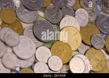 Ukrainische Kopiika-Münzen aus nächster Nähe. Große Menge an ukrainischem Geld auf dem Tisch. Geschäfts- und Aktienkonzept für die ukrainische Währung Stockfoto