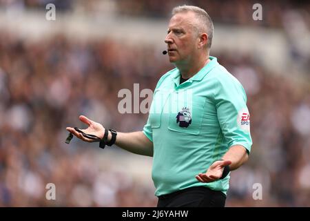 Schiedsrichter, Jonathan Moss - Tottenham Hotspur gegen Leicester City, Premier League, Tottenham Hotspur Stadium, London, Großbritannien - 1.. Mai 2022 nur für redaktionelle Verwendung - es gelten die DataCo-Einschränkungen Stockfoto