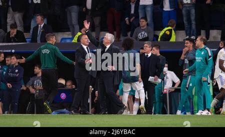 Madrid, Spanien. 4. 2022. Mai: Santiago Bernab&#xe9;U Stadium, Madrid, Spanien: Champions League Halbfinale, 2. Etappen, Real Madrid gegen Manchester City; Caerlo Ancelotti Credit: Action Plus Sports Images/Alamy Live News Stockfoto