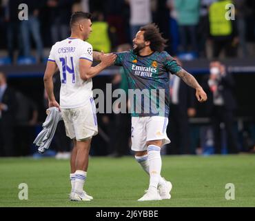 Madrid, Spanien. Mai 4. 2022: Santiago Bernab&#xe9;U Stadium, Madrid, Spanien: Champions League-Halbfinale, 2. Etappen, Real Madrid gegen Manchester City; Casimiro und Marcelo feiern ihren Sieg Credit: Action Plus Sports Images/Alamy Live News Stockfoto