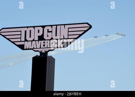 San Diego, USA. 04.. Mai 2022. Atmosphere arriving to the 'Top Gun: Maverick' global premiere on the USS Midway in San Diego, CA on May 4, 2022 © OConnor/AFF-USA.com Credit: AFF/Alamy Live News Stockfoto