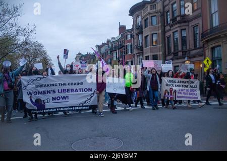 3. Mai 2022, Boston, Massachusetts, USA: Demonstranten marschieren nach dem durchgesickerten SCOTUS-Beschlussentwurf am Dienstag in der Innenstadt von Boston auf den Straßen neben dem Common. (Bild: © James Bartlett/ZUMA Wire/ZUMAPRESS.com) Stockfoto