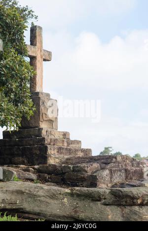 Über dem ehemaligen Mausoleum der Familie Rodd und Brent Clements Rodd am Rodd Point in Sydney, Australien, befindet sich ein großes Steinkreuz, das aus einem Felsen geschnitzt wurde Stockfoto