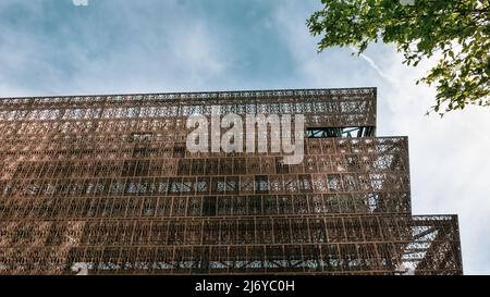 Kreative Außenaufnahmen des National Museum of African American History and Culture, einige spiegeln das Handelsministerium auf der Constitution Avenue wider Stockfoto