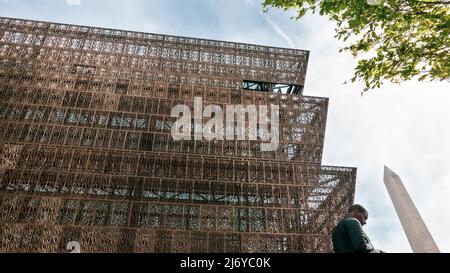 Kreative Außenaufnahmen des National Museum of African American History and Culture, einige spiegeln das Handelsministerium auf der Constitution Avenue wider Stockfoto