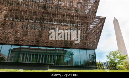 Kreative Außenaufnahmen des National Museum of African American History and Culture, einige spiegeln das Handelsministerium auf der Constitution Avenue wider Stockfoto