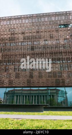 Kreative Außenaufnahmen des National Museum of African American History and Culture, einige spiegeln das Handelsministerium auf der Constitution Avenue wider Stockfoto