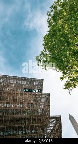 Kreative Außenaufnahmen des National Museum of African American History and Culture, einige spiegeln das Handelsministerium auf der Constitution Avenue wider Stockfoto