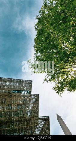 Kreative Außenaufnahmen des National Museum of African American History and Culture, einige spiegeln das Handelsministerium auf der Constitution Avenue wider Stockfoto