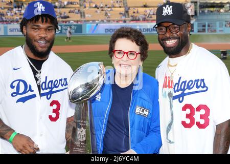 Los Angeles Rams Running Back Cam Akers (3) und Safety Nick Scott (33) und Los Angeles Dodgers Miteigentümer und ehemaliger Tennisspieler Billie Jean King (Mitte) posieren die Trophäe Super Bowl 56 Vince Lombardi während eines MLB-Spiels am Dienstag, den 3. Mai 2022 in Los Angeles. Stockfoto