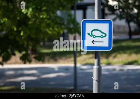 Bild eines europäischen Schildes, das auf die Nähe eines E-Ladegeräts, einer Ladestation für Elektroautos im Stadtzentrum von Ljubljana, hinweist, Stockfoto