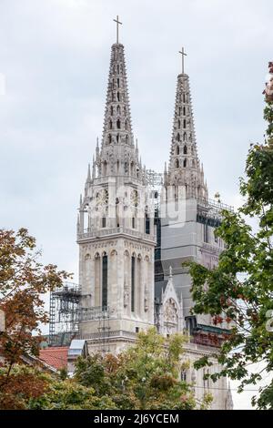 Bild der Kathedrale von Zagreb im Sommer. Die Kathedrale von Zagreb, am Kaptol, ist eine römisch-katholische Kathedrale und nicht nur das höchste Gebäude Stockfoto