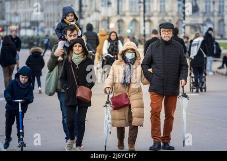 Bild einer älteren weißen kaukasischen Frau und eines Mannes in Bordeaux, Frankreich, der in den Straßen von Bordeaux, Frankreich, unterwegs ist, während er ein atmendes Gesicht trägt Stockfoto