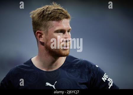 (220505) -- MADRID, 5. Mai 2022 (Xinhua) -- Kevin De Bruyne von Manchester City reagiert während des UEFA Champions League-Halbfinalspiels zwischen Real Madrid (Spanien) und Manchester City (England) in Madrid (Spanien), 4. Mai 2022. (Xinhua/Meng Dingbo) Stockfoto