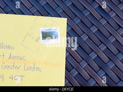 Luftpost-Stempel und -Aufkleber auf dem an Großbritannien adressierten Umschlag. Stockfoto