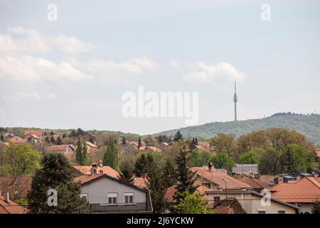 Bild des avala-Turms im Hintergrund mit Resnik vor Belgrad, mit Wohnhäusern in der Nähe. Resnik ist ein städtisches Viertel von B Stockfoto