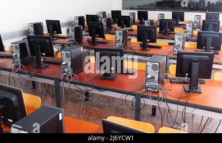 Multimedia-Klassenzimmer mit Computern Stockfoto