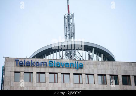 Bild des Logos der Telekom Slovenije, aufgenommen an einem sonnigen Nachmittag in ihrem Laden in Ljubljana. Telekom Slovenije ist eine slowenische Telekommunikationsbranche Stockfoto