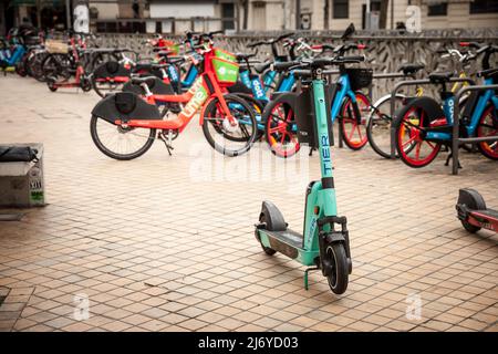 Bild eines Elektrorollers auf den Gehwegen einer Straße in Bordeaux Frankreich, mit dem Logo von Tier Mobility. Tier Mobility ist ein Self-Service-Elektr Stockfoto