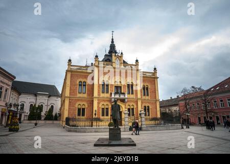 Bild der Statue von Jovan Jovanovic Zmaj vor dem Vladicin Dvor Palast in Novi Sad, Serbien. Jovan Jovanovic 'Zmaj' war ein serbischer Dichter. Jov Stockfoto