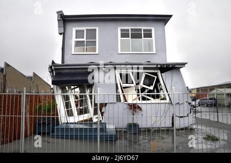 Erdbeben - Ein Geschäftsgebäude ist nach dem verheerenden Erdbeben in Christchurch, Neuseeland, auf einer Lehnen. Stockfoto