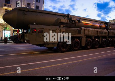 Die mobilen Abschussrampen der Topol-M (NATO-Berichtsname: SS-27 'Sichel B') interkontinentaler ballistischer Raketen werden auf den Straßen Moskaus während der Generalprobe der Victory Day Parade gesehen. Die letzte Abendprobe der traditionellen Parade zum Victory Day ist eine der Hauptveranstaltungen vor dem eigentlichen Ereignis, das für den 9. Mai geplant ist. Neben seiner symbolischen Bedeutung war die jährliche Parade zum Victory Day ein Werkzeug, um potenziellen Gegnern Russlands neue Waffen zu demonstrieren. Stockfoto