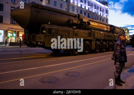 Die mobilen Abschussrampen der Topol-M (NATO-Berichtsname: SS-27 'Sichel B') interkontinentaler ballistischer Raketen werden auf den Straßen Moskaus während der Generalprobe der Victory Day Parade gesehen. Die letzte Abendprobe der traditionellen Parade zum Victory Day ist eine der Hauptveranstaltungen vor dem eigentlichen Ereignis, das für den 9. Mai geplant ist. Neben seiner symbolischen Bedeutung war die jährliche Parade zum Victory Day ein Werkzeug, um potenziellen Gegnern Russlands neue Waffen zu demonstrieren. (Foto von Vlad Karkov / SOPA Images/Sipa USA) Stockfoto