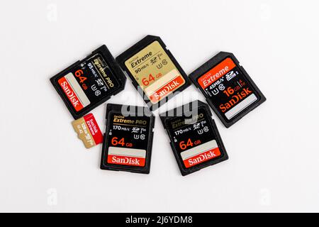 SanDisk Speicherkarten in verschiedenen Größen und Formen. SD-Card-Ausrüstung eines kreativen Fotografen oder Videofilmer vor weißem Hintergrund. Stockfoto