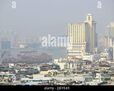 Macau, JANUAR 30 2011 - Sonneneinblick auf die Ponte 16 und die Stadtlandschaft Stockfoto