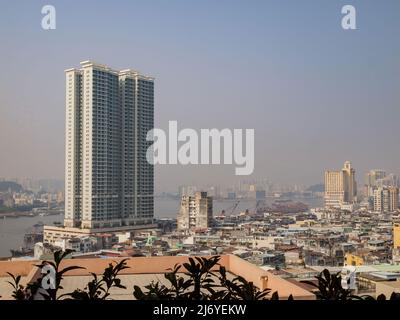 Macau, JANUAR 30 2011 - Sonneneinblick auf die Ponte 16 und die Stadtlandschaft Stockfoto