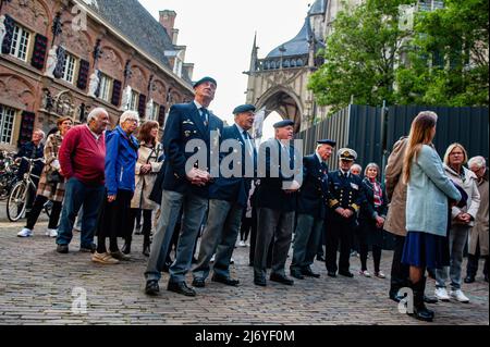 Eine Gruppe von Veteranen des Zweiten Weltkriegs sah warten, bis die Prozession beginnt. An diesem Tag werden im ganzen Land Zeremonien zum Gedenken an Zivilisten und Soldaten auf der ganzen Welt während des Zweiten Weltkriegs und anderer Konflikte abgehalten. In Nijmegen fand eine Zeremonie im Inneren der St.-Stephans-Kirche statt, von wo aus eine stille Prozession die Straßen zum 'Keizer Traianusplein' führte, wo zwei Denkmäler an die Opfer des Zweiten Weltkriegs Steh auf. erinnern Die offizielle Zeremonie begann mit zwei Minuten Stille, danach hielt der Bürgermeister von Nijmegen Hubert Bruls eine Rede, in der er an die Opfer und die Fakten erinnerte Stockfoto