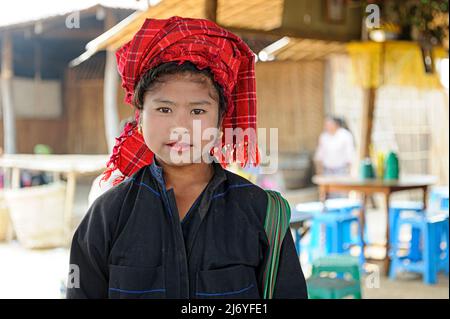 PA-oh (Pa O) oder Pa'O Mädchen auf dem Phaung Daw OO Markt, Taunggyi, Shan Staat, Myanmar Burma Stockfoto