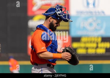 30. April 2022: Syracuse Mets Catcher Nick Dini (11) prüft während eines Spiels gegen die Rochester Red Wings seinen Handschuh. Die Rochester Red Wings veranstalteten die Syracuse Mets im zweiten Spiel eines Doppelkopfs in einem Spiel der International League im Frontier Field in Rochester, New York. (Jonathan Tenca/CSM) Stockfoto