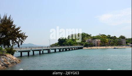 Blick auf die Brücke, die Peng Chau mit Tai Lei in Hongkong verbindet. Stockfoto