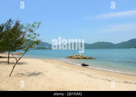 Wunderschöne kleine Strände entlang des Familienwanderweges in Peng Chau, Hongkong. Stockfoto