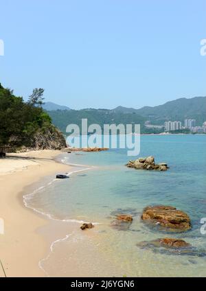 Wunderschöne kleine Strände entlang des Familienwanderweges in Peng Chau, Hongkong. Stockfoto