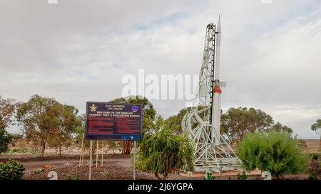 WOOMERA, AUSTRALIEN - 13 2021. JUNI: Das Zeichen „Willkommen bei woomera“ und eine alte Rakete im Township woomera im Outback südaustralien Stockfoto
