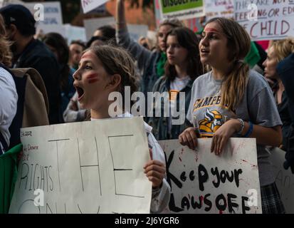 3. Mai 2022, Los Angeles, Kalifornien, USA: Demonstranten halten Schilder vor dem US-Bundesgericht in Downtown Los Angeles, um gegen den durchgesickerten Entwurf einer Stellungnahme zu protestieren, der die mögliche Entscheidung des Obersten Gerichtshofs zur Umkehrung von Roe vs Wade nahelegt. (Bild: © Raquel Natalicchio/ZUMA Press Wire) Stockfoto