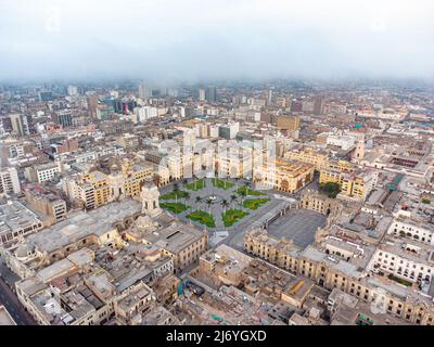 Luftaufnahme des Hauptplatzes von Lima, des Regierungspalastes von Peru und der Kathedrale. Historisches Zentrum der Hauptstadt von Peru Stockfoto