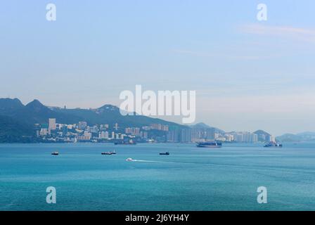 Ein Blick auf die Südseite Hongkongs von der Insel Peng Chau in Hongkong. Stockfoto