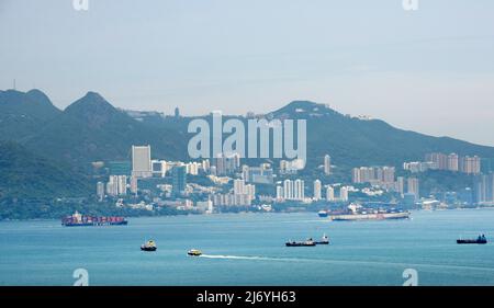 Ein Blick auf die Südseite Hongkongs von der Insel Peng Chau in Hongkong. Stockfoto