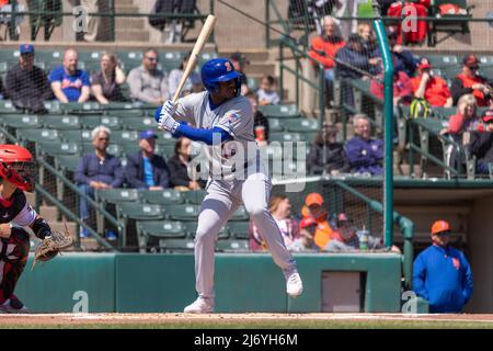 30. April 2022: Carlos Rincon (19), Outfielder der Syracuse Mets, nimmt in einem Spiel gegen die Rochester Red Wings einen AT-Schläger ein. Die Rochester Red Wings veranstalteten die Syracuse Mets im ersten Spiel eines Doppelkopfs in einem Spiel der International League im Frontier Field in Rochester, New York. (Jonathan Tenca/CSM) Stockfoto