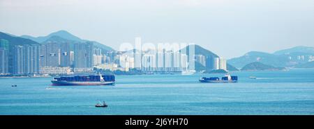 Ein Blick auf die Südseite Hongkongs von der Insel Peng Chau in Hongkong. Stockfoto