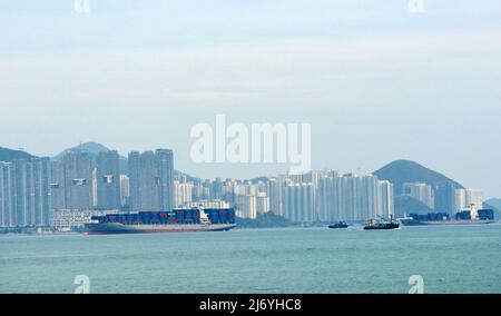 Ein Blick auf die Südseite Hongkongs von der Insel Peng Chau in Hongkong. Stockfoto