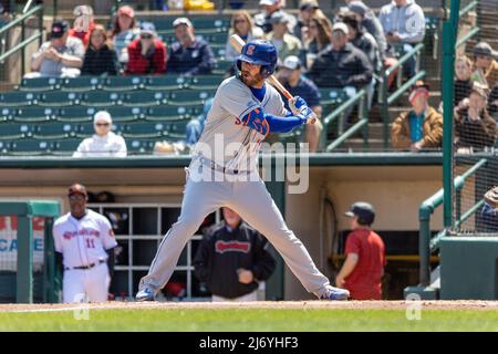 30. April 2022: Syracuse Mets Catcher Patrick Mazeika (10) nimmt eine AT-Fledermaus gegen die Rochester Red Wings. Die Rochester Red Wings veranstalteten die Syracuse Mets im ersten Spiel eines Doppelkopfs in einem Spiel der International League im Frontier Field in Rochester, New York. (Jonathan Tenca/CSM) Stockfoto