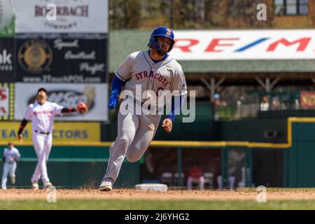 30. April 2022: Carlos Cortes (8), Outfielder der Syracuse Mets, führt die Basen in einem Spiel gegen die Rochester Red Wings. Die Rochester Red Wings veranstalteten die Syracuse Mets im ersten Spiel eines Doppelkopfs in einem Spiel der International League im Frontier Field in Rochester, New York. (Jonathan Tenca/CSM) Stockfoto